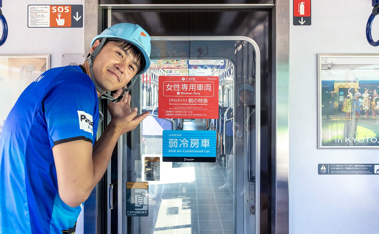 車両間のドアは取っ手を握るとセンサーが感知し、自動で開く仕組み。
