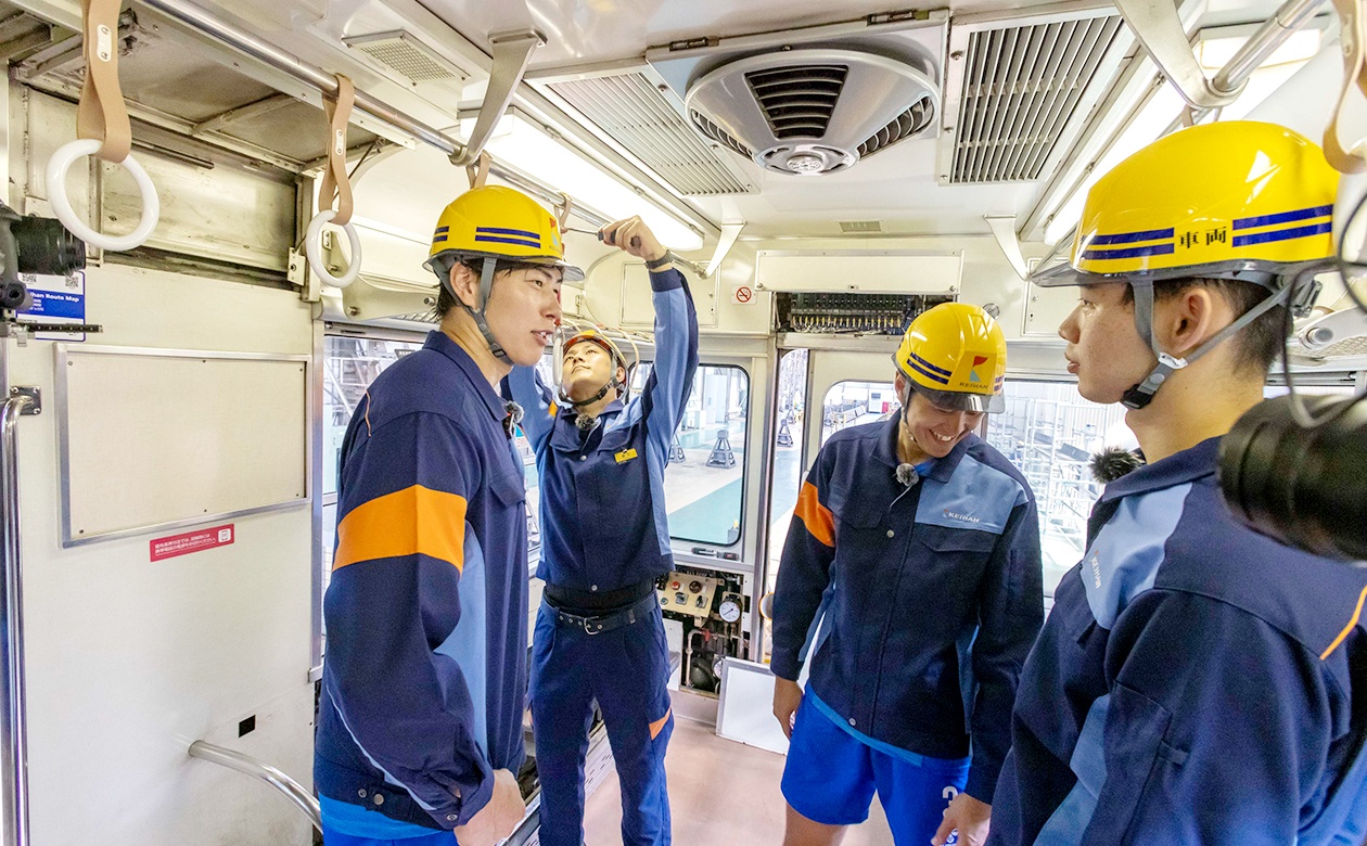 シートなどの設備が取り払われた車両内。普通では絶対に見ることのできない光景に盛り上がる。
