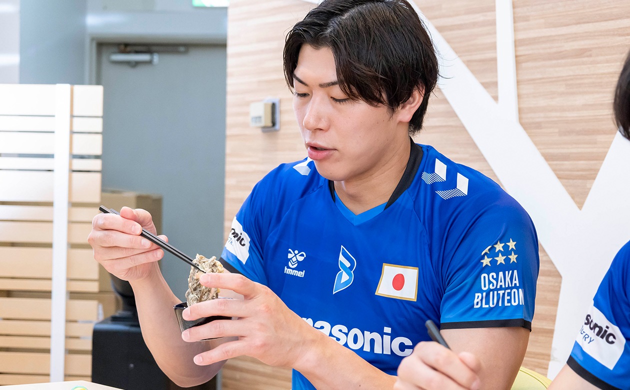 地元に帰るたびに食べているという、清水選手が大好きな越前そば。カルボナーラにアレンジされた地元の味を前に不安ととまどいを隠せない様子。