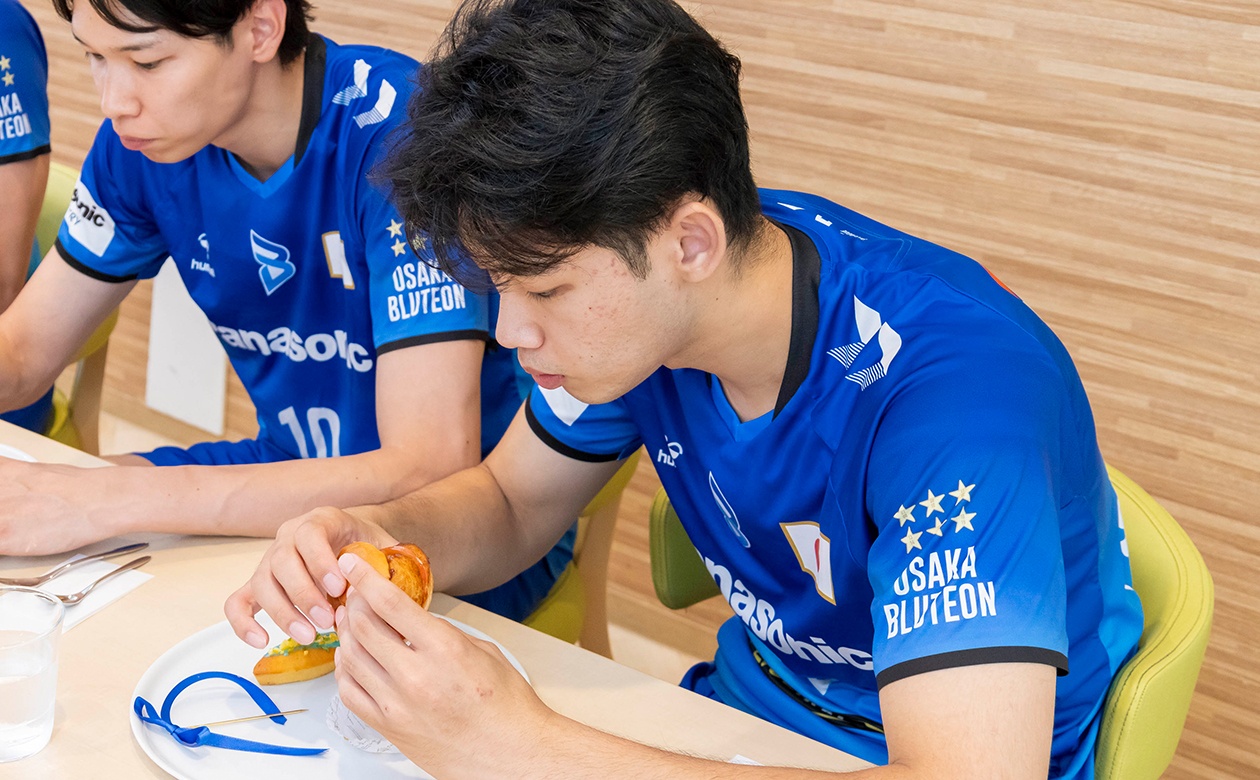 大阪の王道グルメといえばタコ焼き！アレンジメニューはかわいくて、ボリューム満点。身長だけでなく、手も大きなバレーボール選手が持つとハンバーガーも小さく見える？