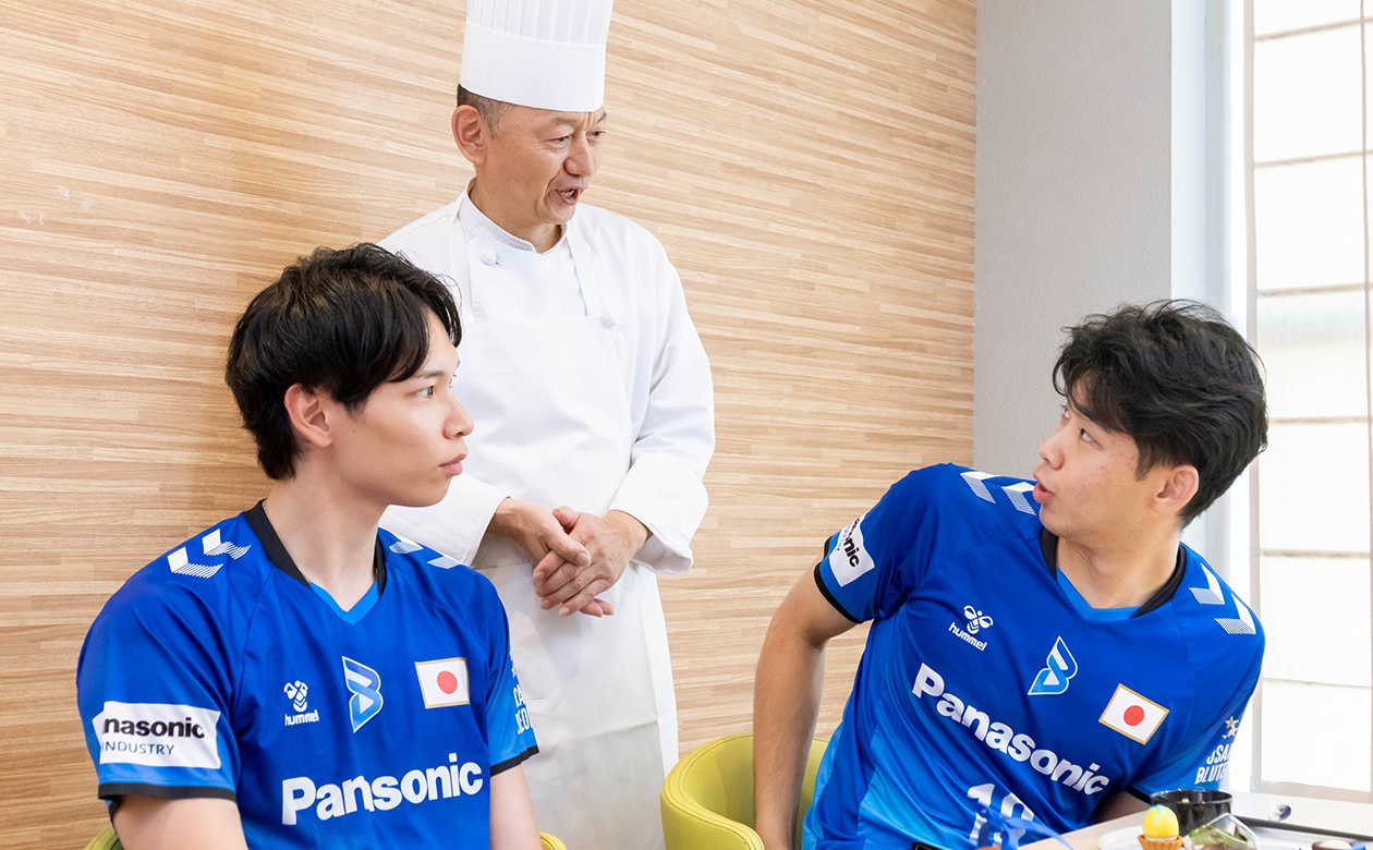 料理長が考案したメニューを絶賛する選手たち。料理長も選手の感想を直接聞いて、にこやかな表情に。
