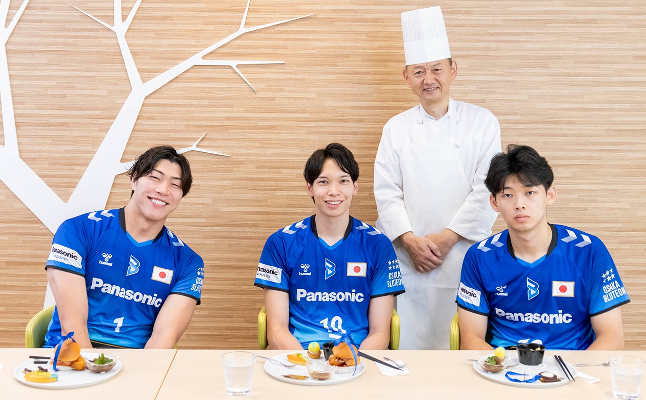 料理長との記念ショット。選手たちが味わったコラボメニューをはじめ、『サーモンのマリネ ライム風味』などのセイボリー、『ラフランスと青のジュレ』『マロンのシフォンケーキ』など秋らしいスイーツが並ぶアフタヌーンティーは、大きな人気を集めそう。