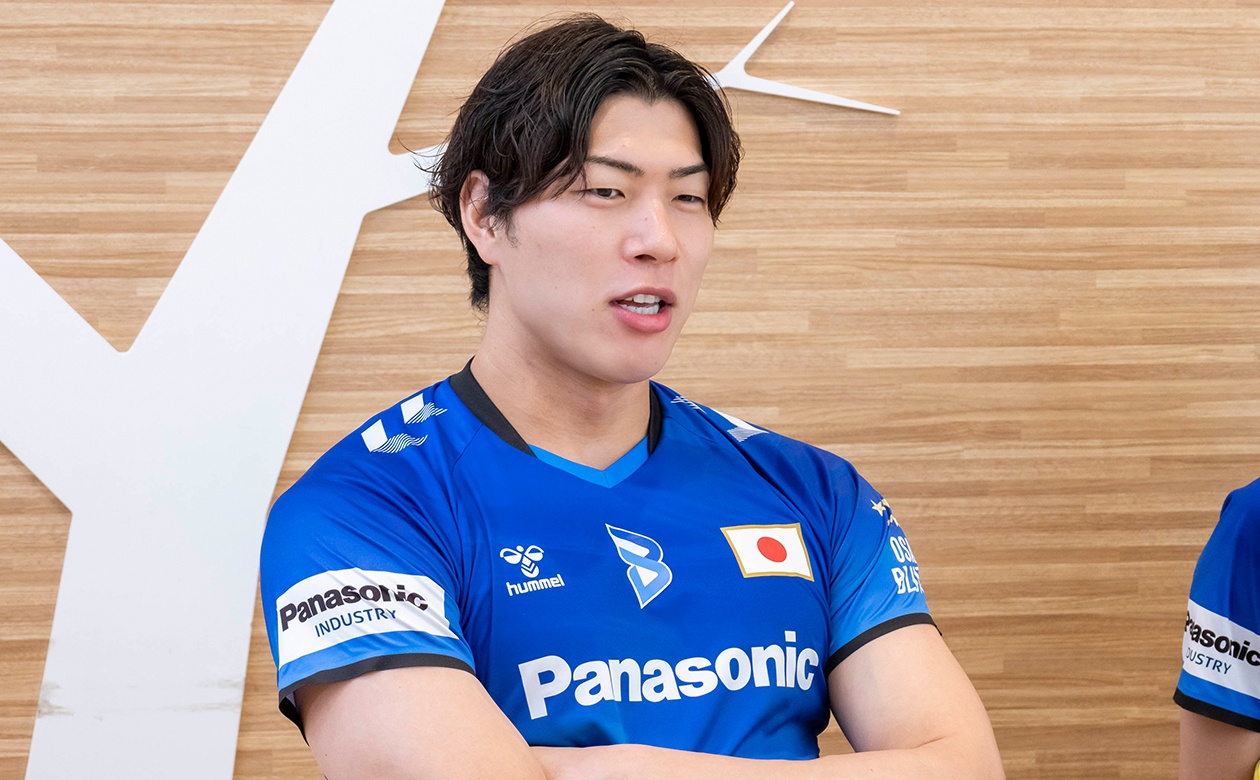 「う～ん、どれもおいしかったから悩むな」と考え込む清水選手。