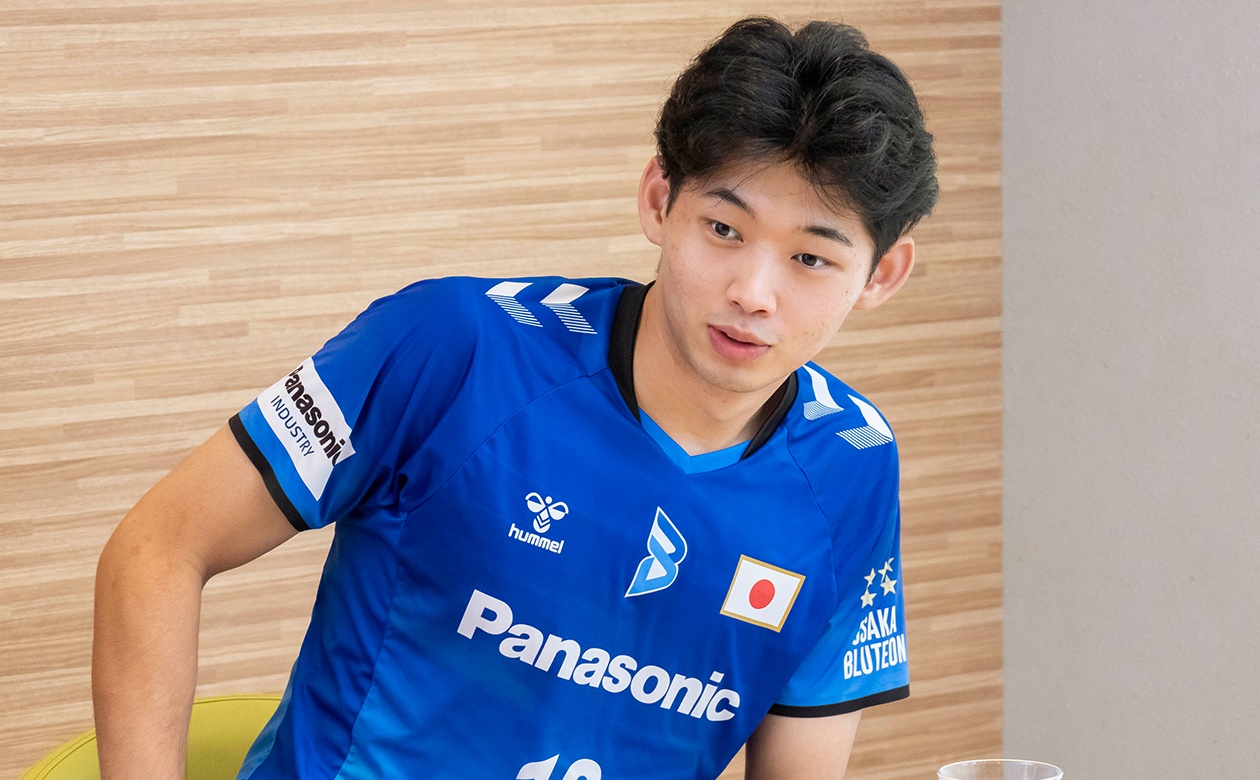 西川選手も悩みつつ、OSAKAバーガーのよさを先輩たちにさりげなくプレゼン。