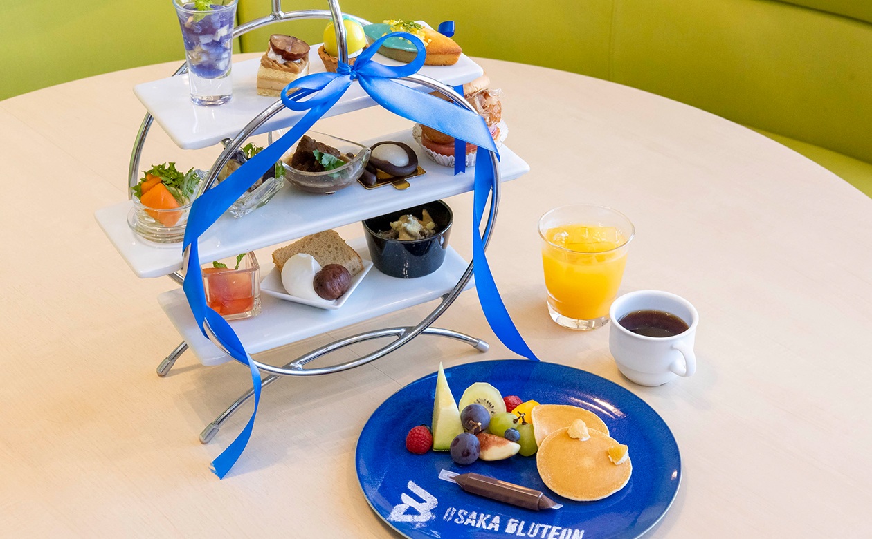 ウェルカムスイーツのパンケーキに、セイボリー5種類、スイーツ7種類、フリードリンク（コーヒー、紅茶、ハーブティーなどソフトドリンク7種類）のセット。オリジナルランチョンマットと、大阪ブルテオンオリジナルグッズが当たるグッズくじ付き。【大阪ブルテオンコラボアフタヌーンティー】期間：10月1日（水）～11月30日（日）／販売時間：15時～17時（L.O.16時30分）／料金：4,850円
