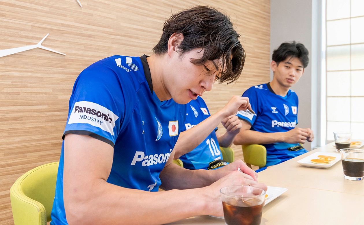 お手本なしの一発勝負で「パピネス」を描いていく。耳は？目は？？…清水選手はイメージ通りに描けている？