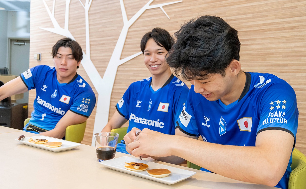 「絵心には自信あり！」という西川選手。先輩2人に見守られるなか、楽しそうに「パピネス」をお絵描き中。