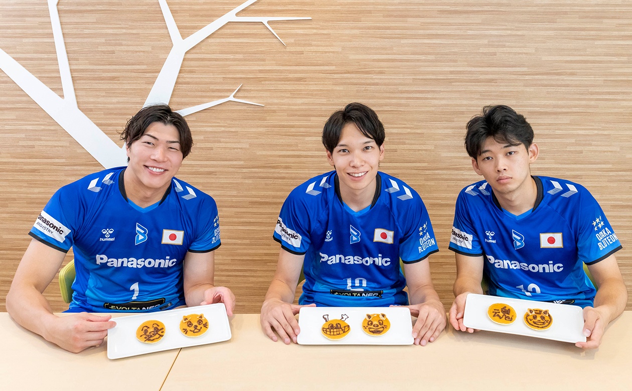 「絵心には自信あり！」という西川選手。先輩2人に見守られるなか、楽しそうに「パピネス」をお絵描き中。