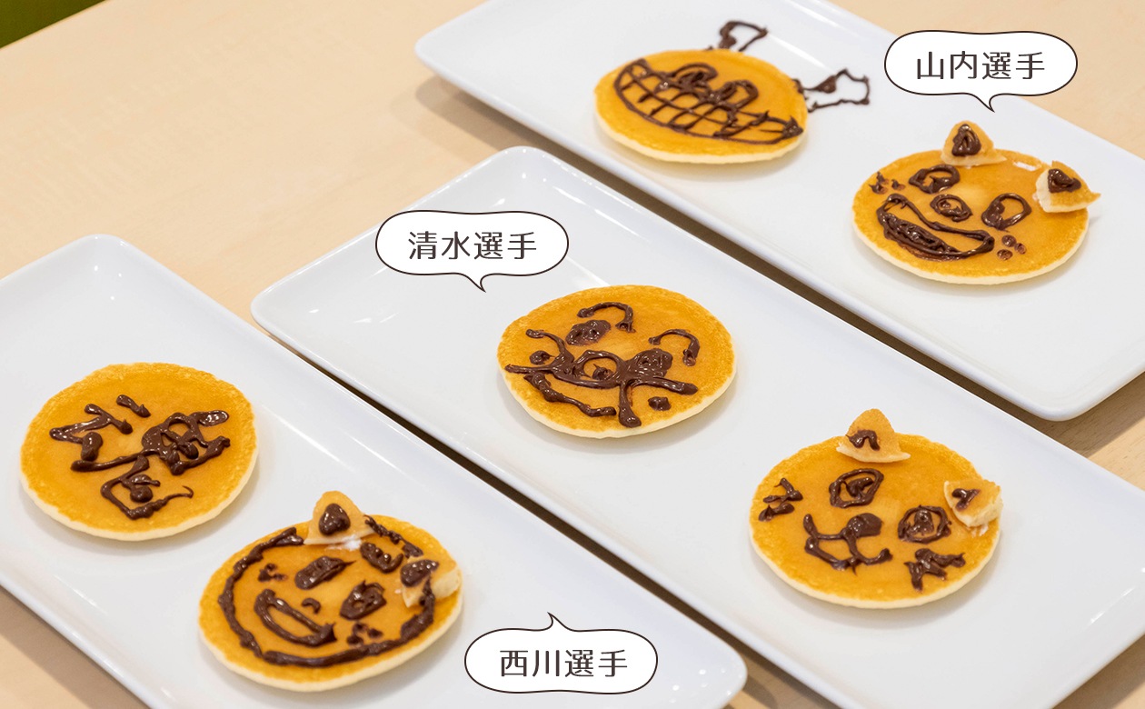 向かって右側の絵が「パピネス」。はたして一番似ている「パピネス」は？清水選手がもうひとつのパンケーキに描いてくれたのは、あの有名キャラクターの顔。「これは子どもにいっぱい描いてあげてたんで、僕も自信あります！」とにっこり。