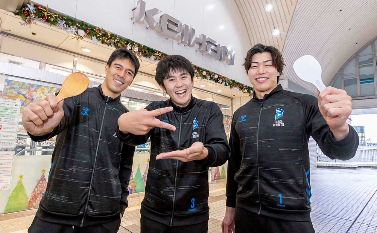 左からブライアン・バグナス選手〈背番号22番、アウトサイドヒッター〉、中村駿介(なかむらしゅんすけ)選手〈背番号3番、セッター〉、清水邦広(しみずくにひろ)選手〈背番号1番、オポジット〉。本連載ではおなじみの清水選手と中村選手は、バレーボールに関する取材以外は初めてだというブライアン選手にポージング指導♪念願だったグルメ企画ということで、しゃもじを手に満面の笑顔!