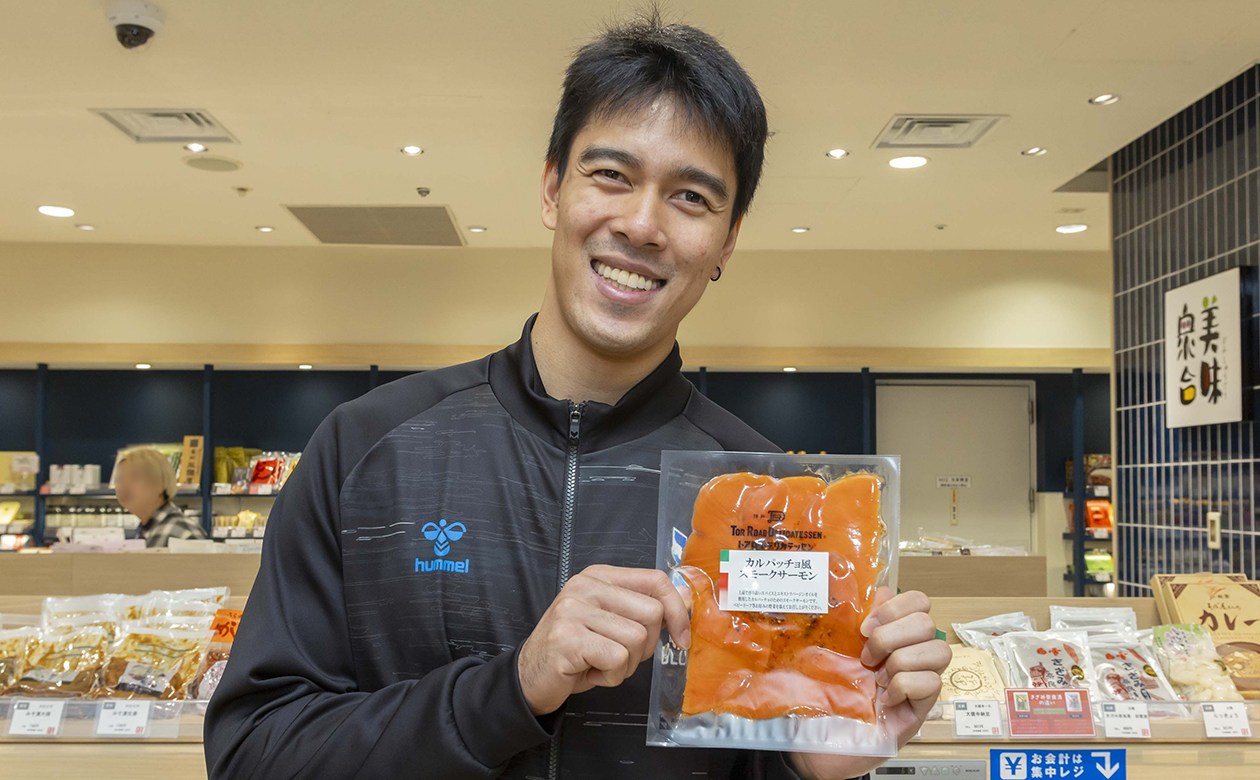 漬物など、加工された食品はどんな味か想像がつきにくく、ブライアン選手には少し難しかったかも。ブライアン選手が選んだのは大好きなサーモンを使った「スモークサーモン」!