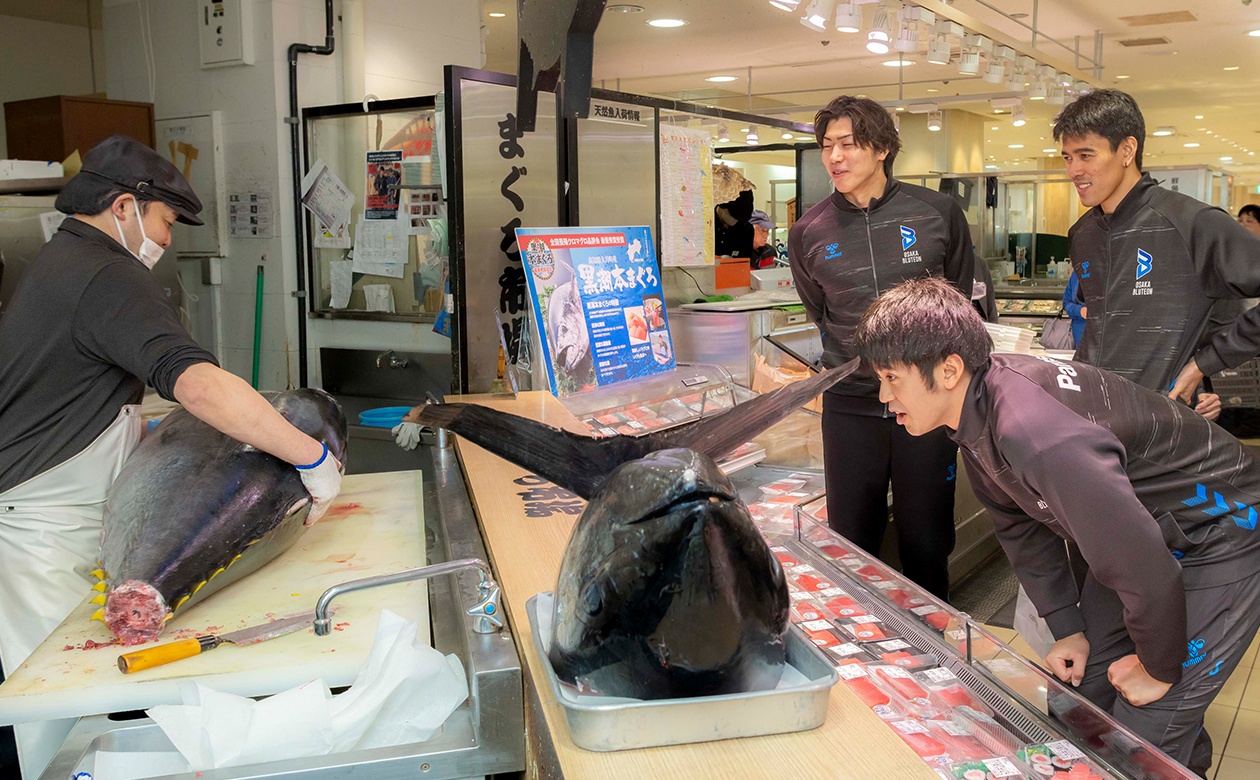 初めて見るマグロの解体ショーに興味津々!マグロの大きさや、それをさばくスタッフの熟練の手さばきからも目が離せない。