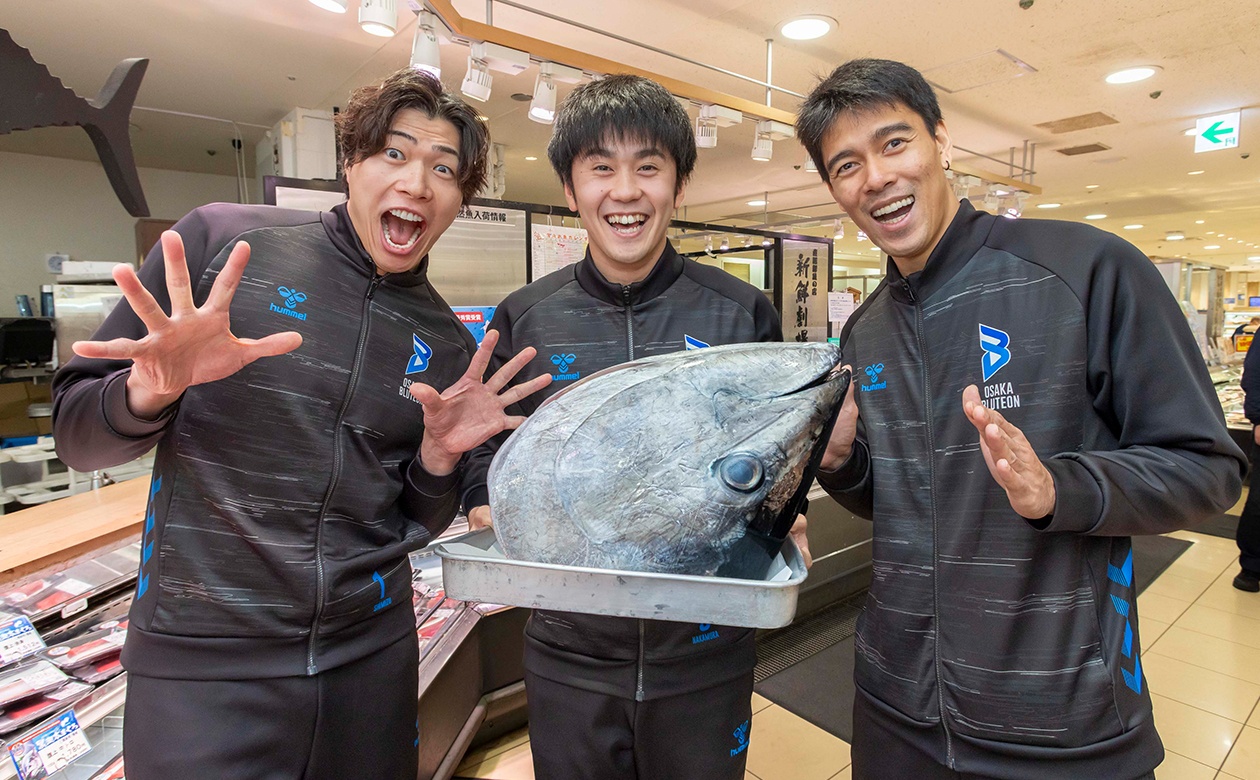 選手たちの顔よりも大きな巨大マグロの頭を前に、「マグロの頭を持つ機会なんてめったにないよね!」「記念写真撮ろうよ!」と嬉々とした表情でこのポーズ♪