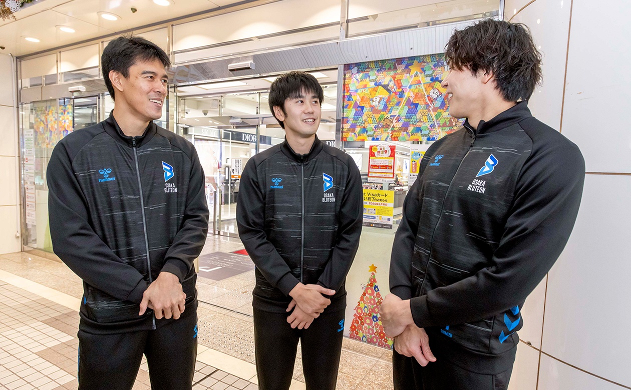 京阪百貨店 守口店の前に集合した選手たち。高身長の3人が集まると、存在感は抜群!百貨店で何を買うか?どんな“ご飯のお供”が食べられるのか?これから始まる取材が楽しみすぎて、話が尽きない様子。