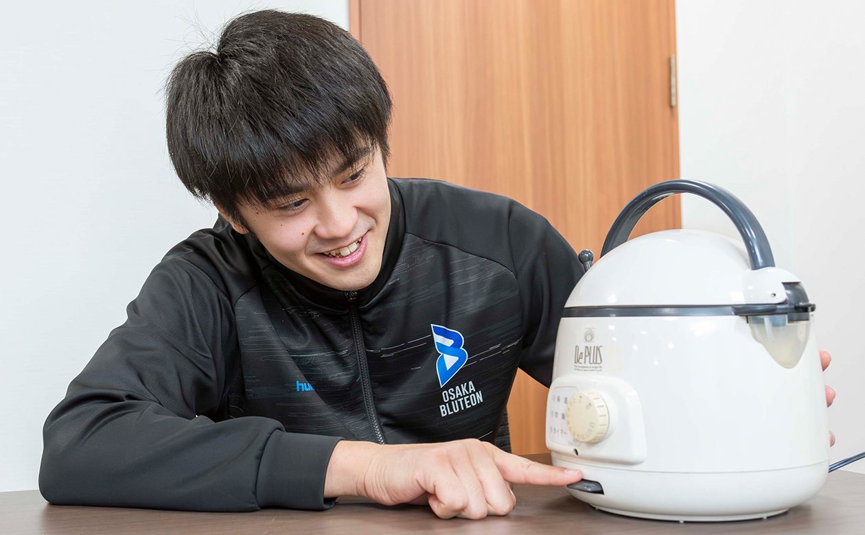 スイッチ係に任命されたのは中村選手。ご飯の炊きあがり時間も考慮しつつ、スイッチオン!