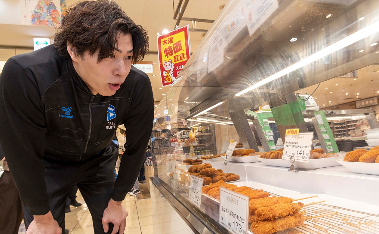 ホットデリカ売場にずらりと並ぶ、コロッケやミンチカツ。どれもおいしそう~と、じっくり吟味する清水選手。