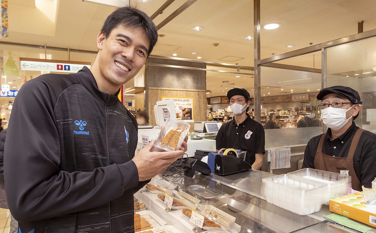 ブライアン選手が選んだのは『エビフライ/1個・130円』!清水選手は『生姜ミンチカツ/1個・140円』、中村選手は『沖縄あぐ~豚ミンチカツ/1個・270円』(いずれも取材時の価格)をセレクト。