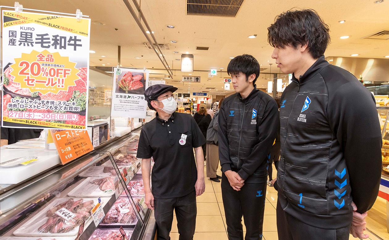 商品の説明を真剣な表情で聞く清水選手と中村選手。ローストビーフの種類だけでも驚きの豊富さ!