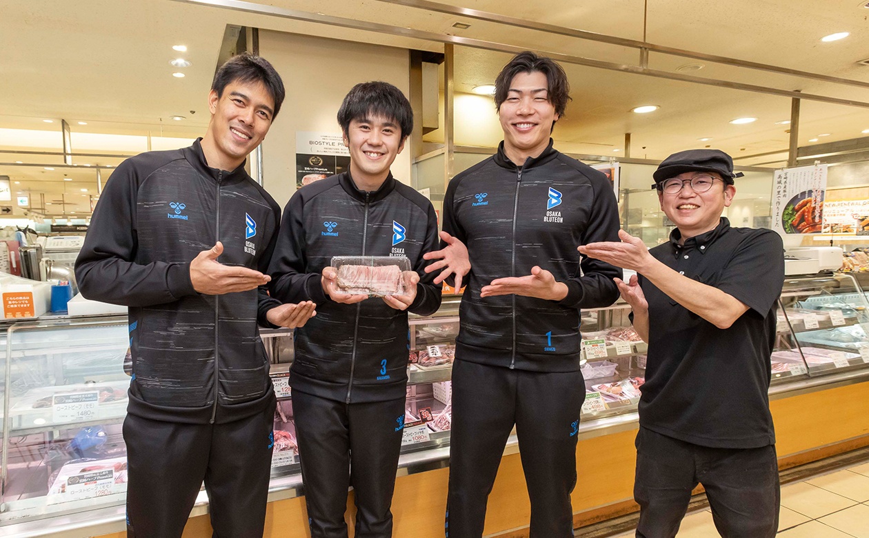 『国産黒毛和牛ローストビーフ［ロース］／100g・1,280円』（取材時の価格）をチョイスして満足そう。