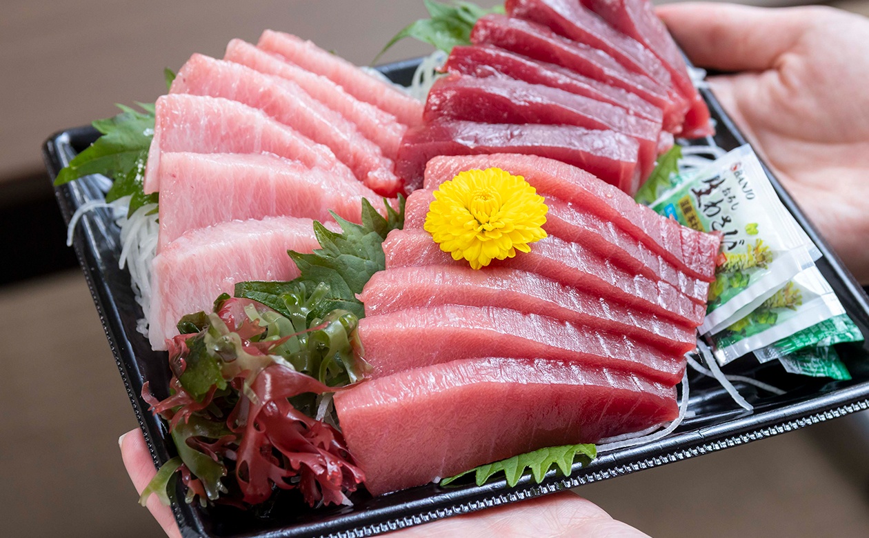 新鮮な大トロ、中トロ、赤身がそろう『お造り盛合せ』。