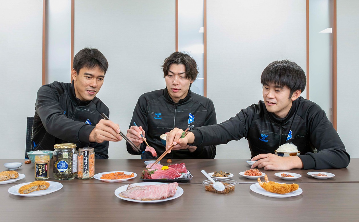 まずは鮮度抜群の刺身から♪大トロ、中トロ、赤身と、どれもおいしそうで、撮影スタッフの目も釘付けに。