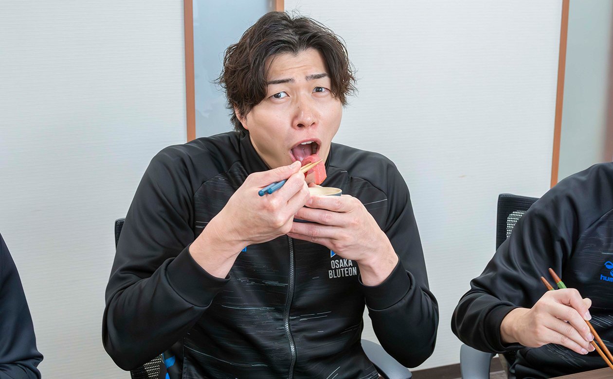 大トロを前に“たまらない！”というナイス表情を見せてくれた清水選手。大きな手でお茶碗が見えないけれど、しっかり白ご飯と一緒に味わい中。