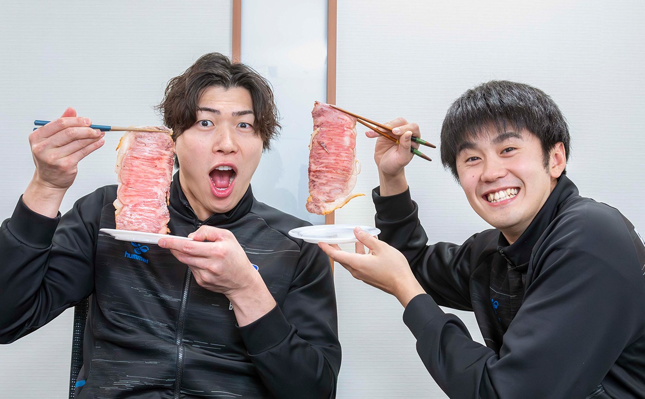 『国産黒毛和牛ローストビーフ［ロース］／100g・1,280円』（取材時の価格）。こんなに大きいローストビーフは初めて！と大興奮。