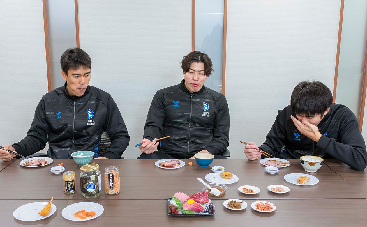 あまりのおいしさに悶絶しっぱなしの3人。