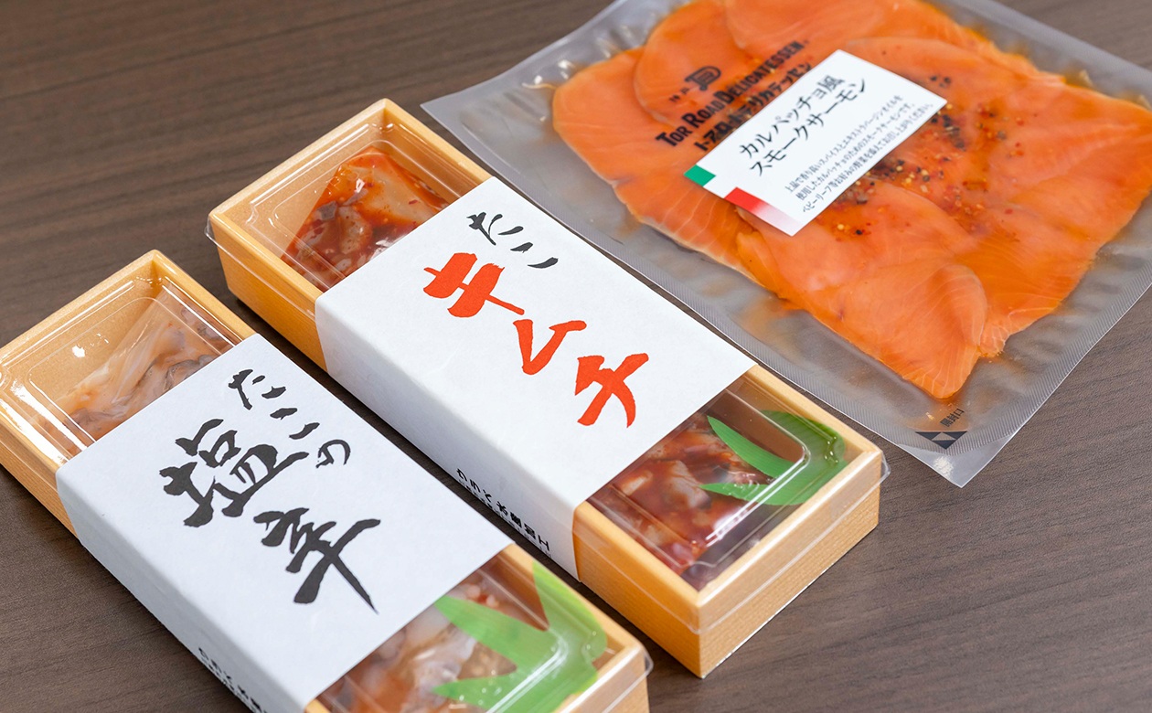 左から『たこの塩辛／80ｇ・801円』、『たこキムチ／80ｇ・801円』、『カルパッチョ風スモークサーモン／70ｇ・1,426円』（いずれも取材時の価格）。