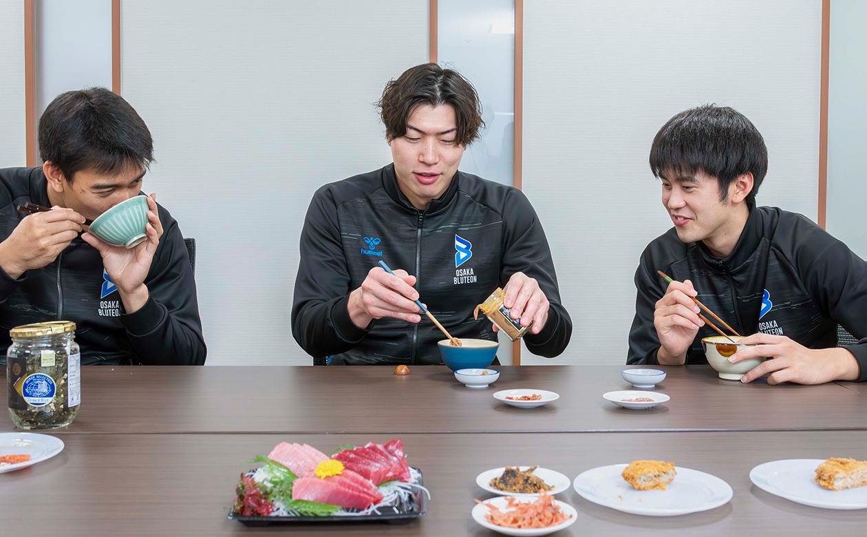 食べ比べもいよいよ終盤に。まだ食べていなかった『昔ながらの濃厚熟成塩辛』を食べようとフタを開けた途端、3人の表情に変化が！？