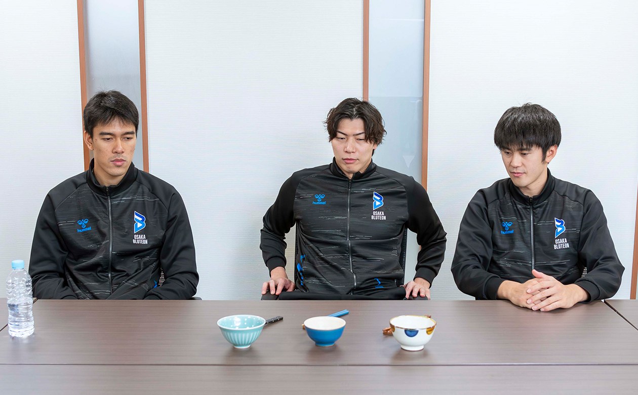 デザインやサイズが異なる素敵なお茶碗セットを前に、どれにするか真剣に悩む選手たち。