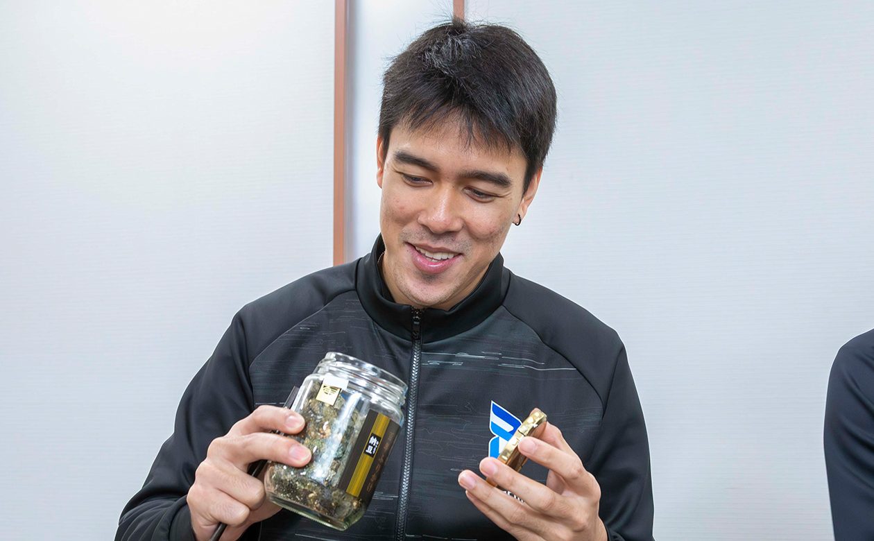 納豆が苦手なバグナス選手が手にする納豆×海苔の進化系ふりかけ。納豆本来の香りは控えめとはいえ、果たして…？