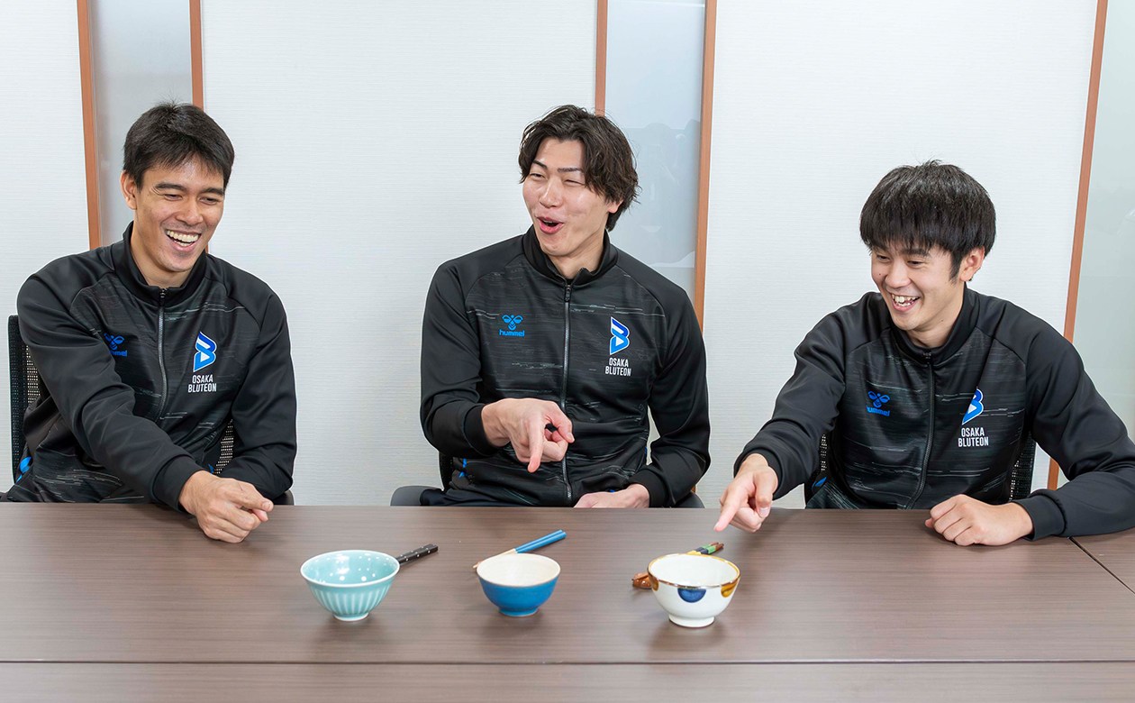 それぞれ目の前に置かれたお茶碗とお箸がお気に入りだったようで、一発で決まった瞬間には取材スタッフもびっくり。