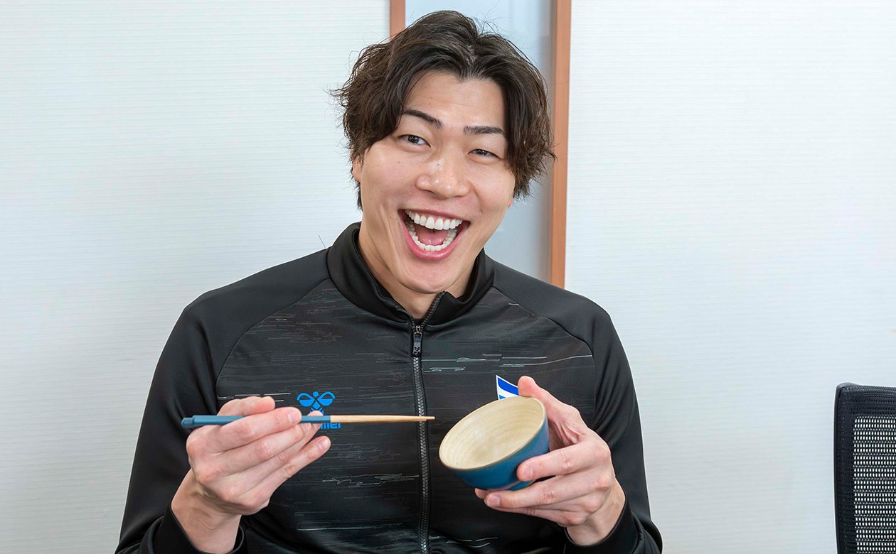 清水選手が選んだのはブルテオンカラーのブルーが爽やかなお茶碗とそろいのお箸。大人用のお茶碗も清水選手が持つと、なんだか小さく見える！？