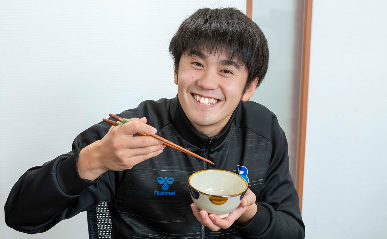 中村選手のチョイスは和食にもぴったりな、落ち着いた色合いのお茶碗。素敵な笑顔に、まだご飯は盛っていないのにお茶碗いっぱいのご飯が見えそう♪