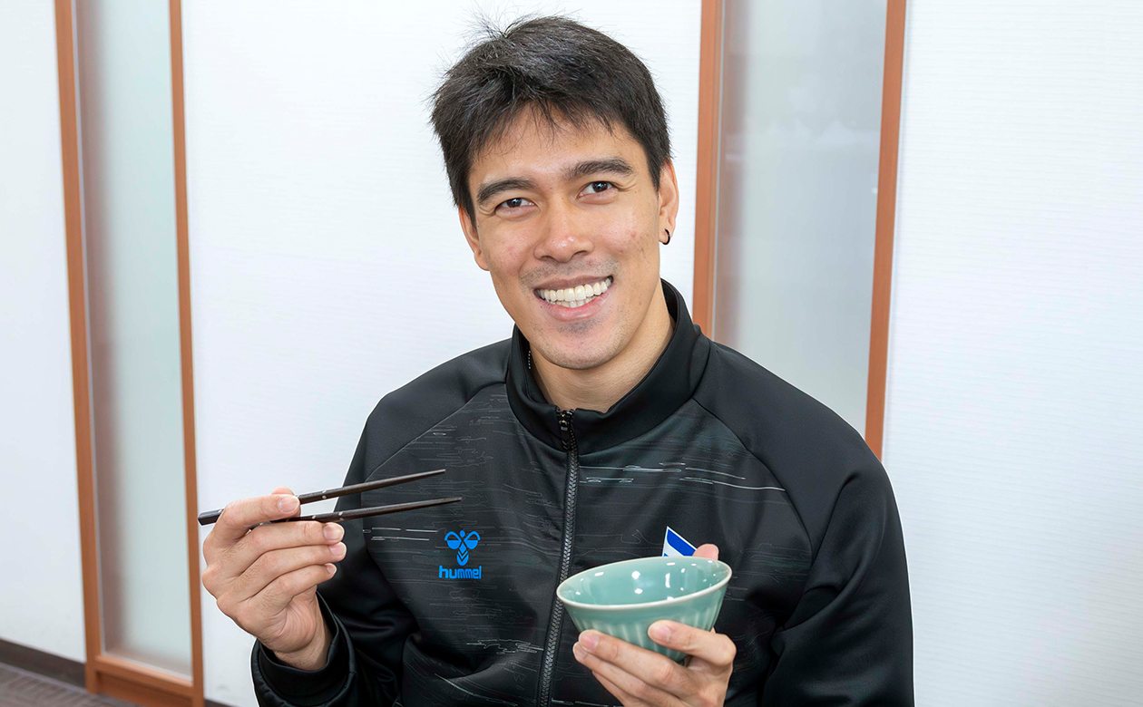 バグナス選手は青みがかった緑がきれいなお茶碗をセレクト。日本での活動経験も豊富にあることから、お箸使いもばっちり♪