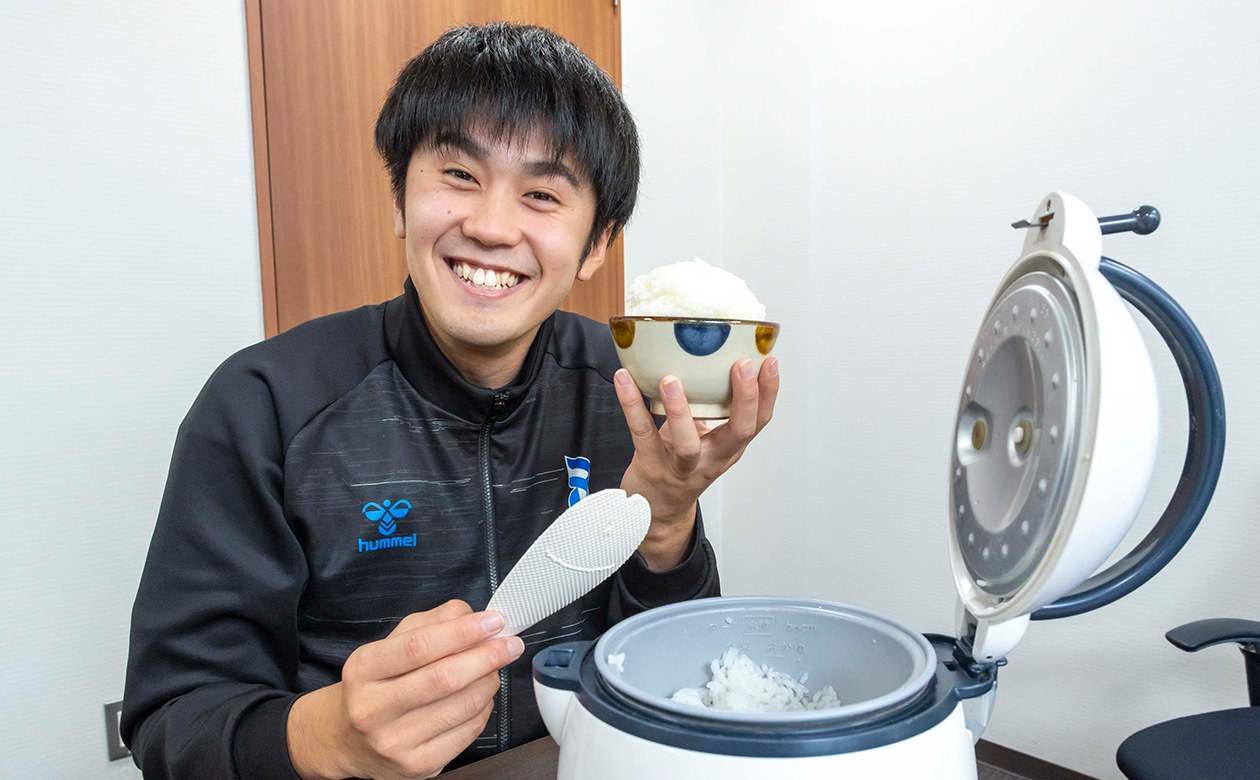 「控えめに…」と言いつつ、“マンガ盛り”なお茶碗いっぱいのご飯をよそう中村選手♪