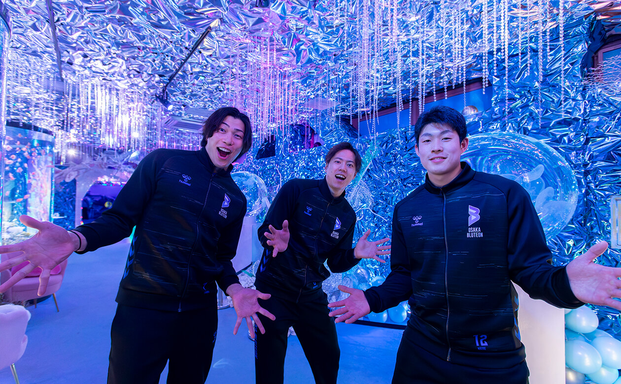 左から、清水邦広（しみずくにひろ）選手〈背番号1番、オポジット〉、仲本賢優（なかもとけんゆう）選手〈背番号8番、アウトサイドヒッター〉、野添凌（のぞえりょう）選手〈背番号12番、セッター〉。今回は、今年1月にチームに加入したばかりで現役大学生（2月取材時）でもある野添選手が初登場。久しぶりの遊園地ということもあってさっそく素敵な笑顔を見せてくれました♪