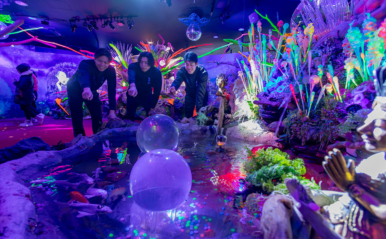 近づくとカラフルでかわいい“宇宙魚”たちが近寄ってきてくれることも。