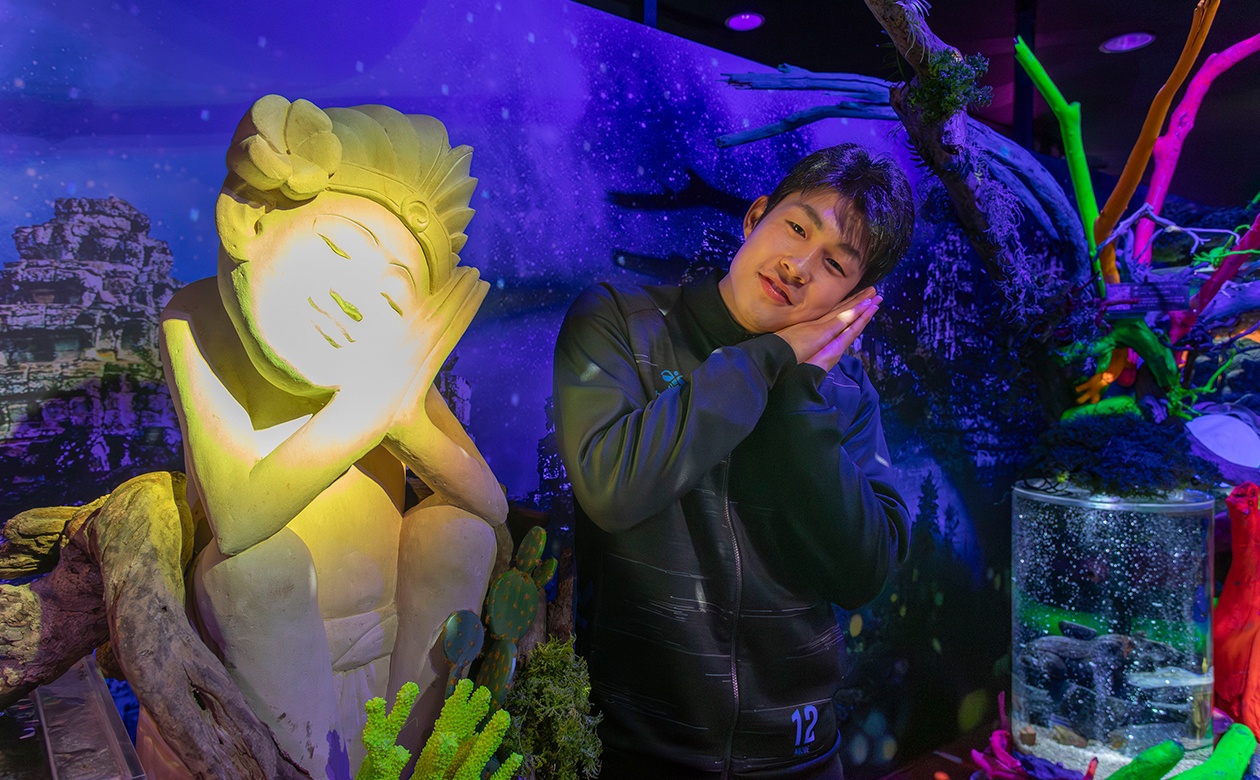 石像と同じポーズをとる野添選手。リラックスした表情までそっくり！