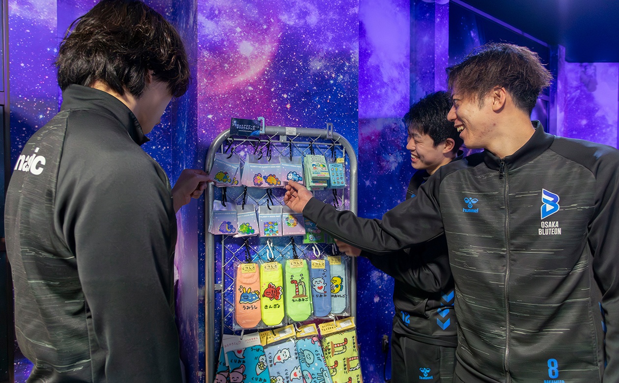 グッズショップで目を輝かす3人。お土産選びもテーマパークの醍醐味♪