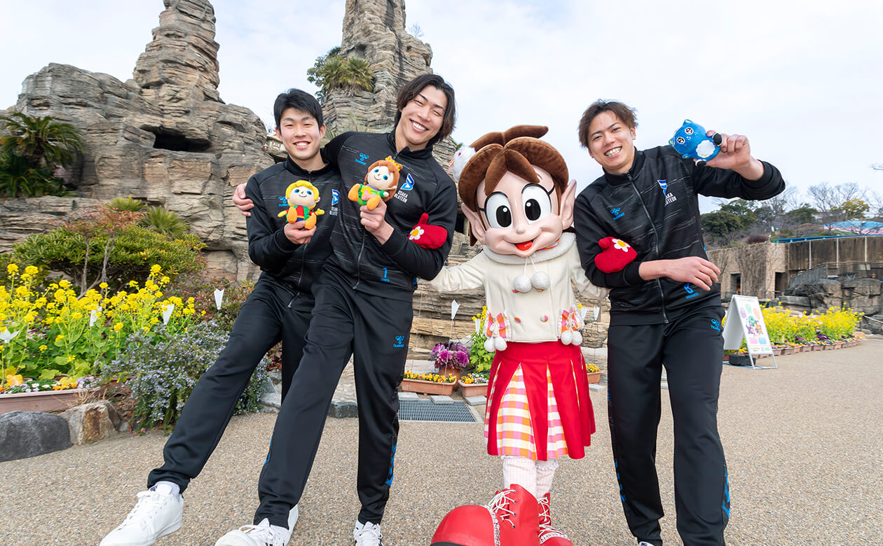 ひらパーのマスコットキャラクター「ノームのなかまたち」のポピー・ハーケンと遭遇。運が良ければ、選手たちのように一緒に写真撮影ができるかも！