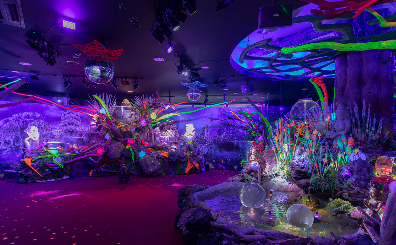 来場者は“宇宙船の乗客”という設定で、音楽やデジタル技術を駆使した全10エリアを巡る。