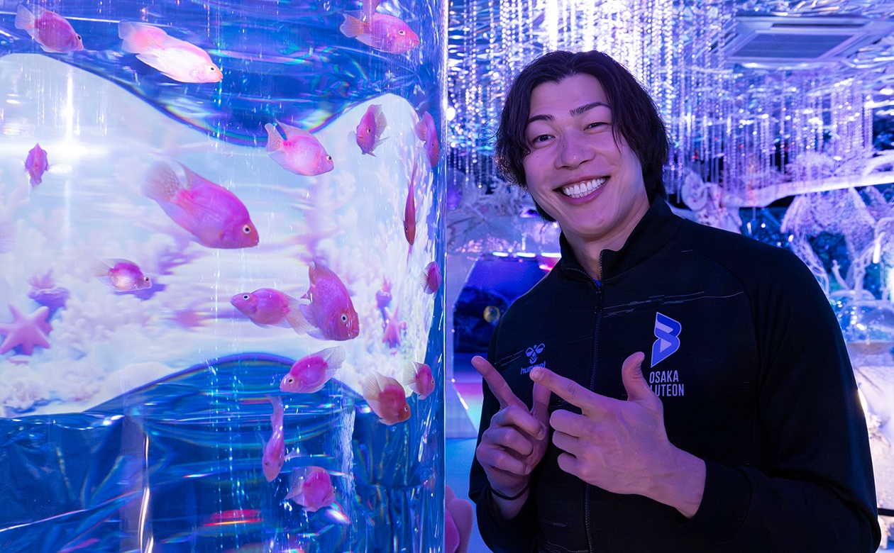 「水槽に近づいてポーズを！」の取材スタッフの言葉に、最高の笑顔で応えてくれた清水選手。