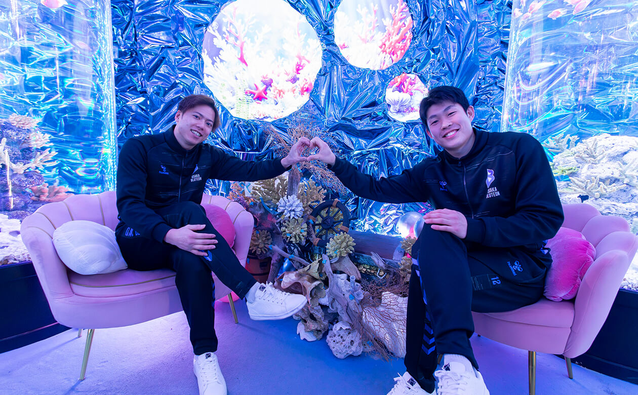 エリアの中心に置かれているキュートなソファに座り、一緒にハートを作ってくれた仲本選手と野添選手♪