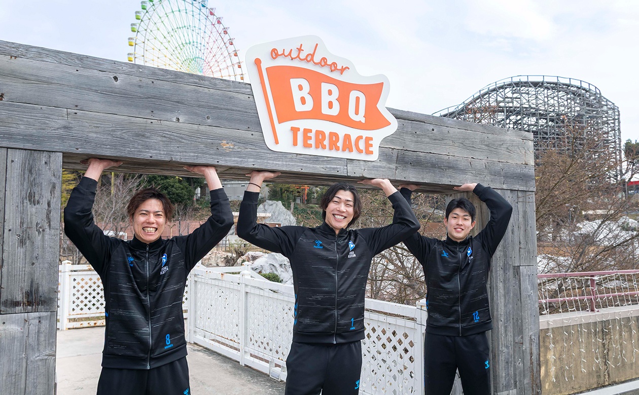 左から仲本賢優（なかもとけんゆう）選手〈背番号8番、アウトサイドヒッター〉、清水邦広（しみずくにひろ）選手〈背番号1番、オポジット〉、野添凌（のぞえりょう）選手〈背番号12番、セッター〉。前編では連載初登場で緊張気味だった野添選手ですが、ひらかたパークをエンジョイすることで自然な笑顔に♪次はどんなアトラクションや施設が選手たちを待っているのでしょうか？