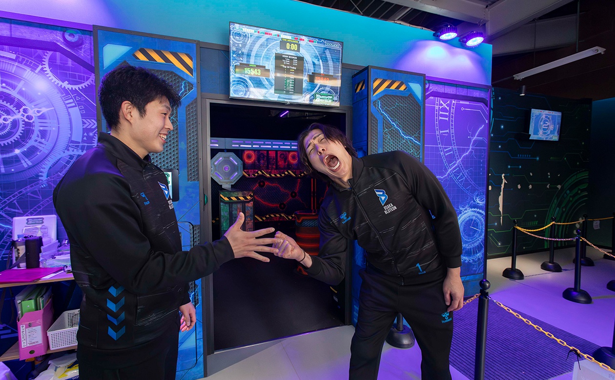 次こそはリベンジ！とまずはジャンケンに勝った野添選手。負けた清水選手の表情にも注目！