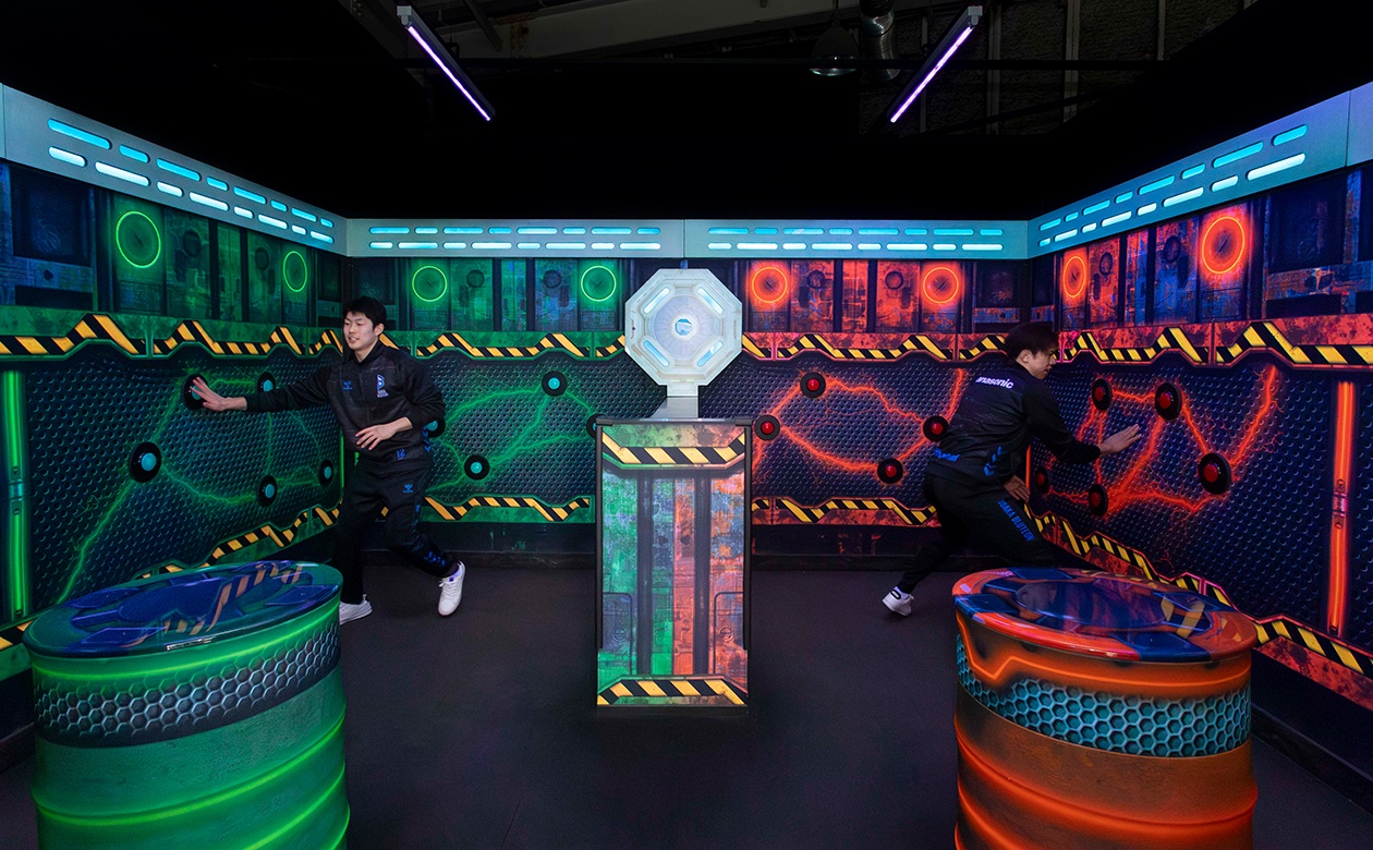 光るボタンを次々と押していくふたり。目で追うのも大変な素早さ！