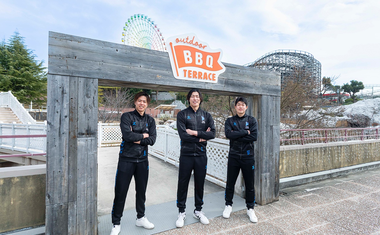 高身長の3人がずらりと並ぶ様子は圧巻！ひらかたパークのスタッフも「もっと高くしないとダメですね」とびっくり。