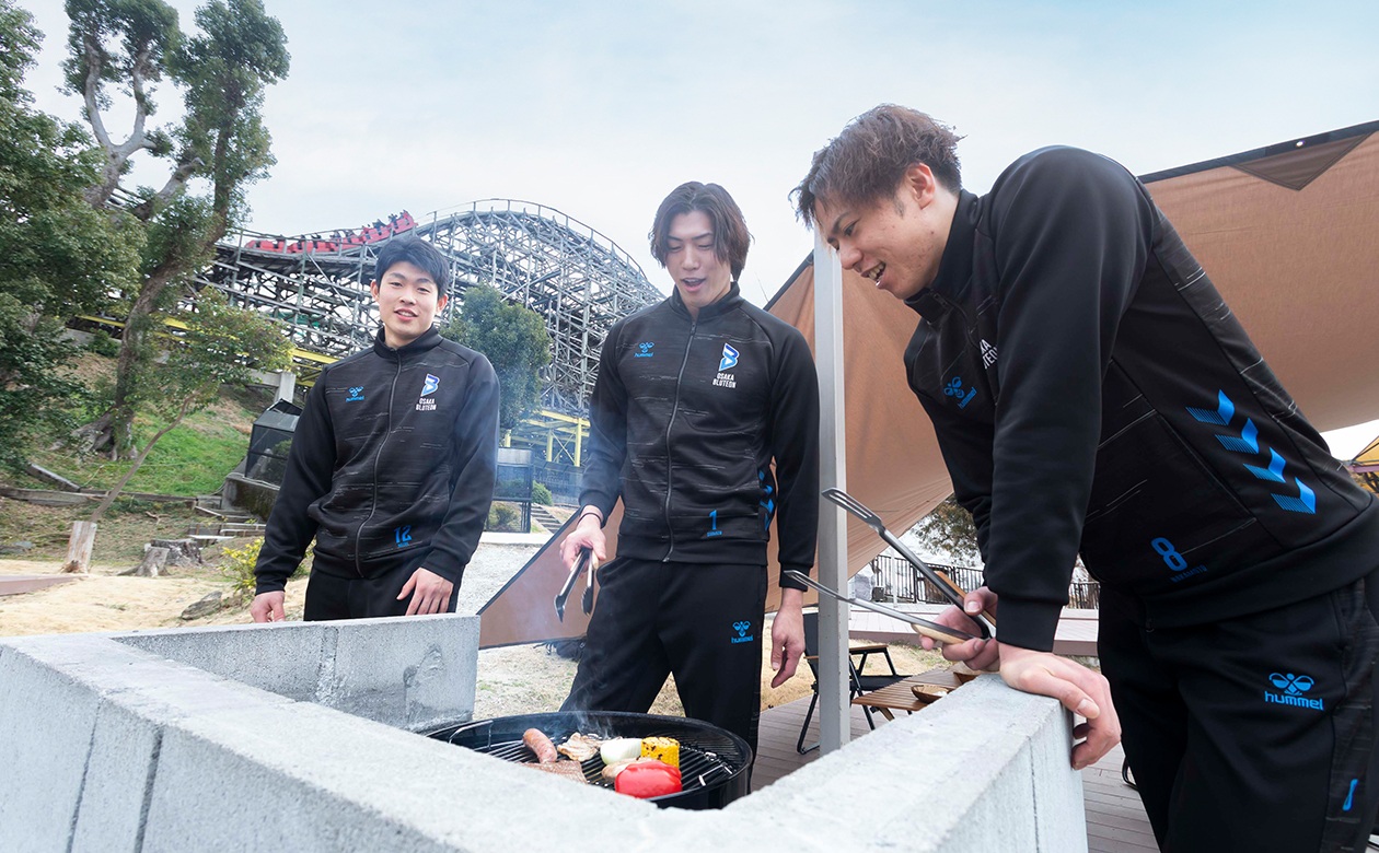 キャンプ好きの仲本選手はBBQで肉を焼くのも慣れた様子。